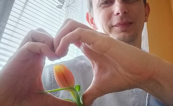 Koller Péter tulipánnal